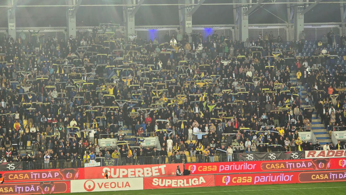 SHOW în startul partidei dintre Petrolul și Rapid » „Lupii”, coregrafie cu tentă rasistă + inspirație din „Războiul Stelelor”