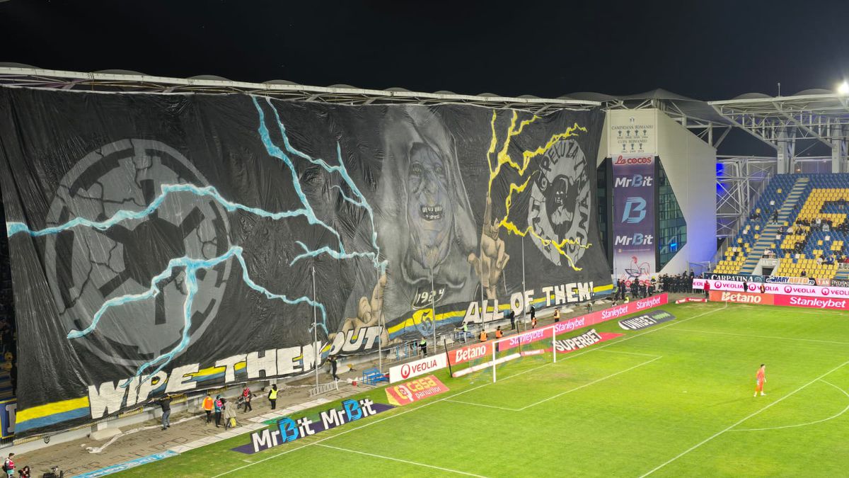 SHOW în startul partidei dintre Petrolul și Rapid » „Lupii”, coregrafie cu tentă rasistă + inspirație din „Războiul Stelelor”