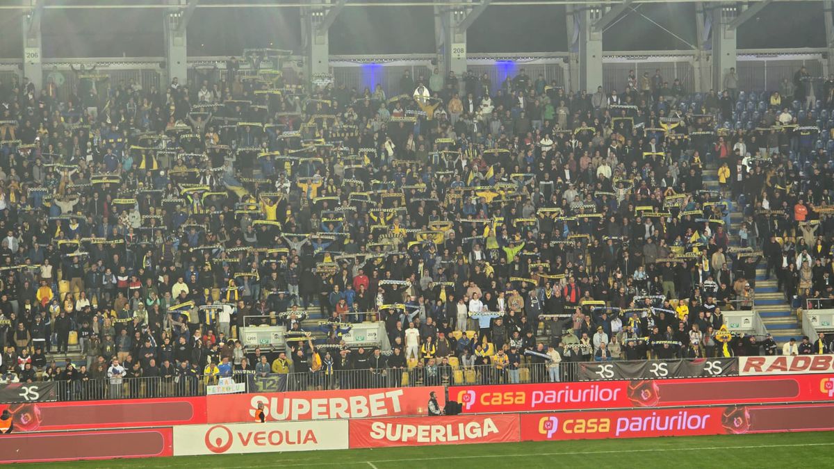 SHOW în startul partidei dintre Petrolul și Rapid » „Lupii”, coregrafie cu tentă rasistă + inspirație din „Războiul Stelelor”