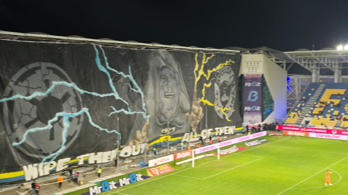 SHOW în startul partidei dintre Petrolul și Rapid » „Lupii”, coregrafie cu tentă rasistă + inspirație din „Războiul Stelelor”
