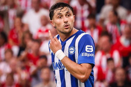 Facundo Garces (dreapta), într-un duel cu Gacomo Raspadori, în partida dintre Alaves și Atletico / Foto: Imago