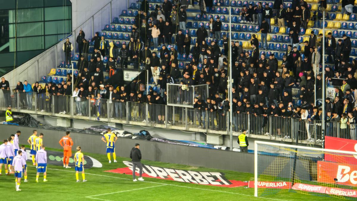 Alex Dobre, aclamat de galeria Rapidului, după victoria cu Petrolul