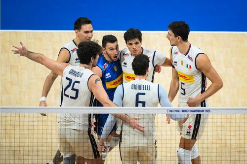 Voleibaliștii italieni sărbătorind după un punct reușit FOTO FIVB