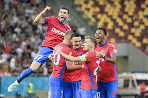 Adrian Șut (centru), apt de joc pentru FCSB - Oțelul Galați. FOTO: Imago Images