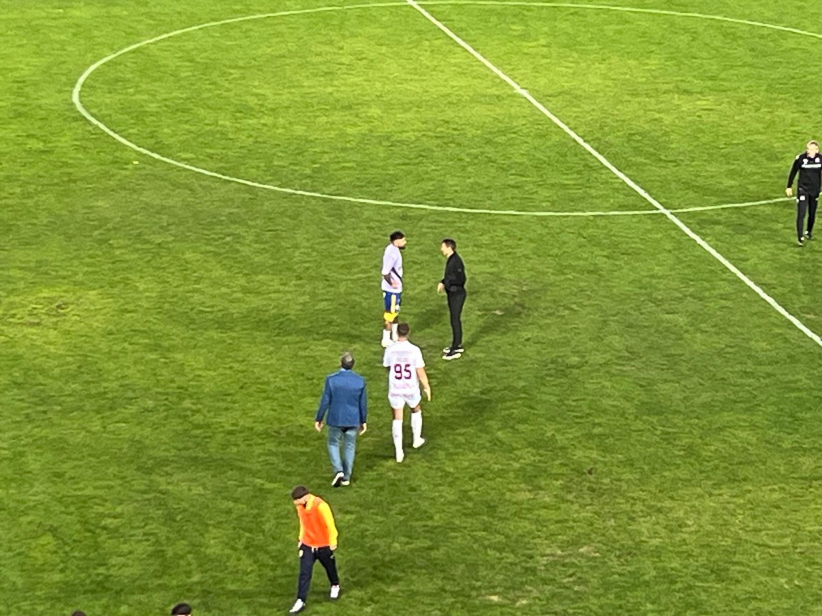 Alex Dobre, aclamat de galeria Rapidului, după victoria cu Petrolul