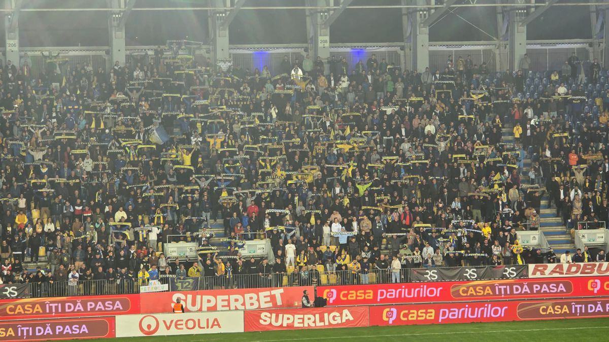 SHOW în startul partidei dintre Petrolul și Rapid » „Lupii”, coregrafie cu tentă rasistă + inspirație din „Războiul Stelelor”