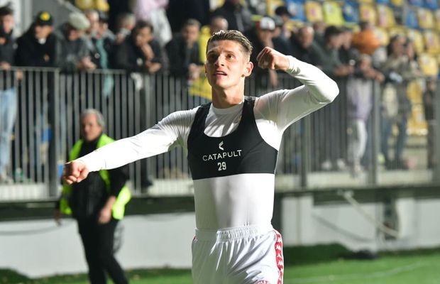 Alex Dobre, aclamat de galeria Rapidului, după victoria cu Petrolul