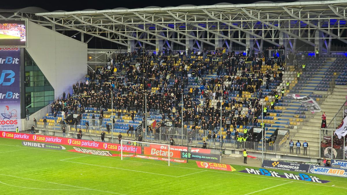 Scenografiile din startul partidei dintre Petrolul și Rapid