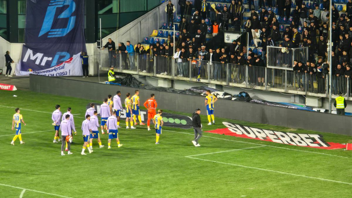 Alex Dobre, aclamat de galeria Rapidului, după victoria cu Petrolul