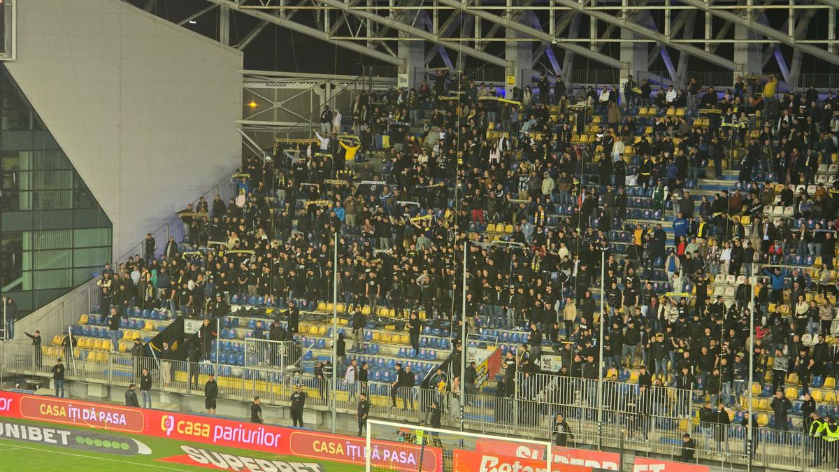 SHOW în startul partidei dintre Petrolul și Rapid » „Lupii”, coregrafie cu tentă rasistă + inspirație din „Războiul Stelelor”