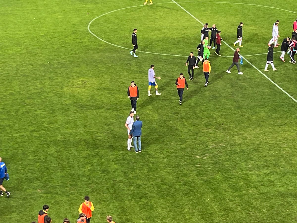 Alex Dobre, aclamat de galeria Rapidului, după victoria cu Petrolul