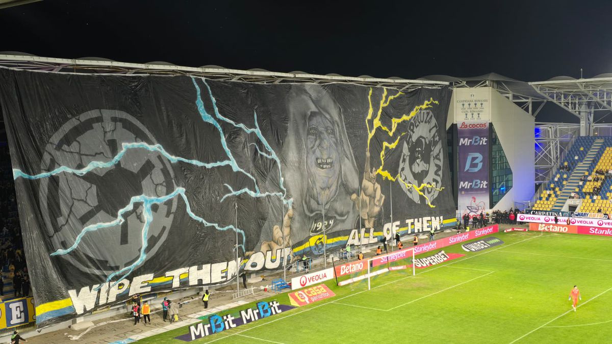 SHOW în startul partidei dintre Petrolul și Rapid » „Lupii”, coregrafie cu tentă rasistă + inspirație din „Războiul Stelelor”