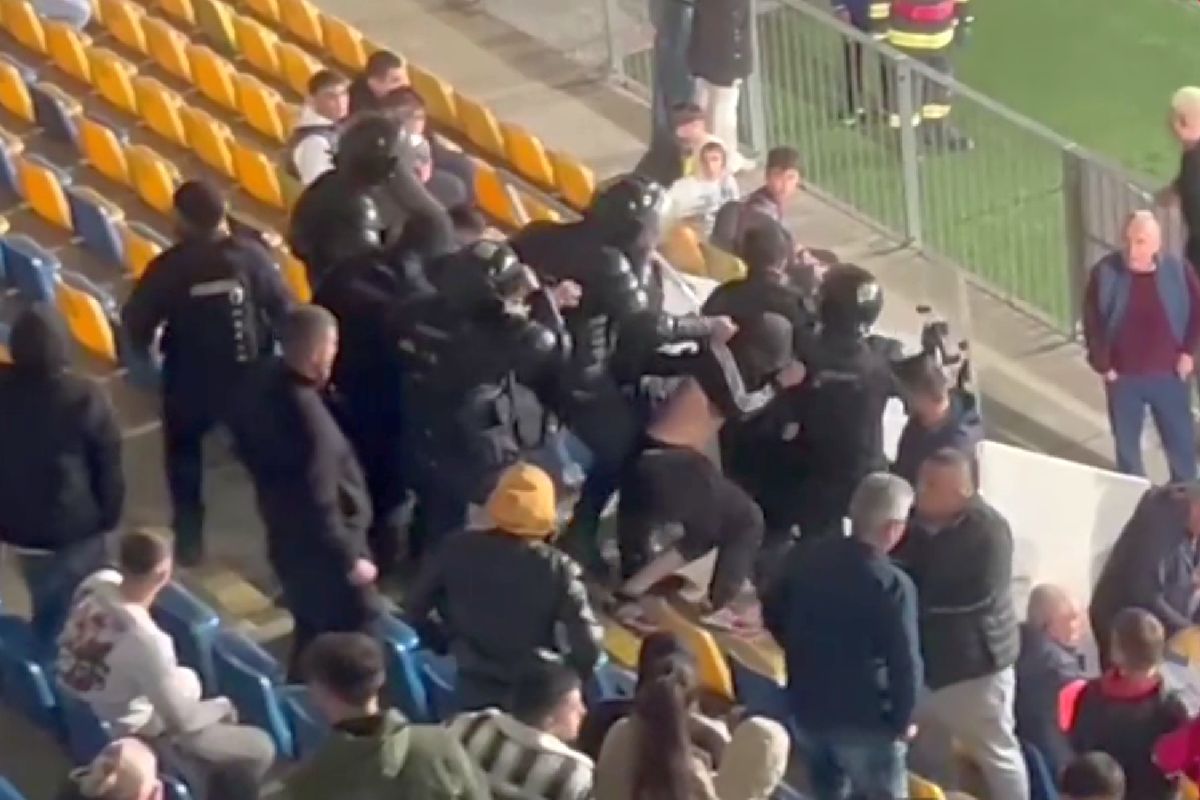 Scandal în tribune la Petrolul - Rapid! A fost nevoie de intervenția jandarmilor