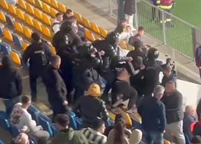 Scandal în tribune la Petrolul - Rapid! A fost nevoie de intervenția jandarmilor