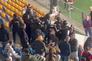 Scandal în tribune la Petrolul - Rapid! A fost nevoie de intervenția jandarmilor