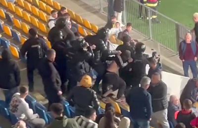 Scandal în tribune la Petrolul - Rapid! A fost nevoie de intervenția jandarmilor