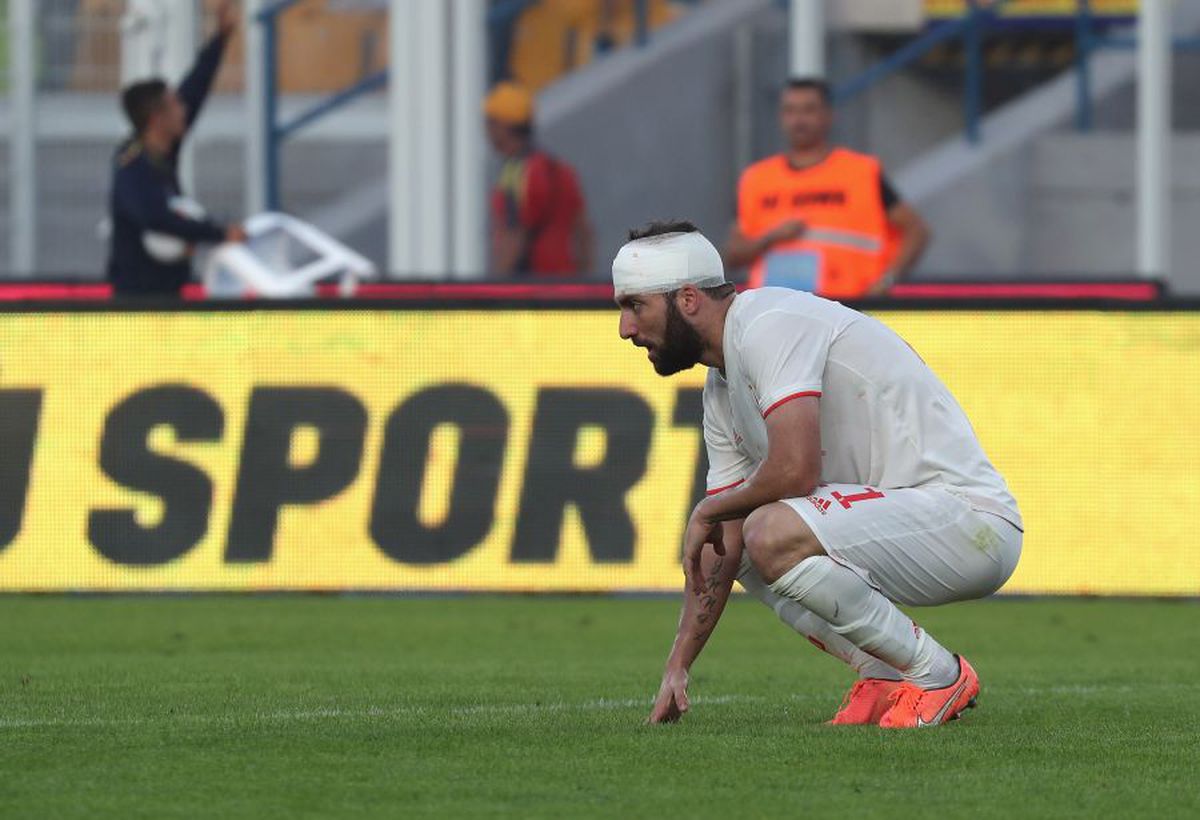 LECCE - JUVENTUS 1-1 // FOTO+VIDEO Clipe de panică » I s-a făcut rău lui Higuaín, luat cu targa de pe teren și dus la spital!