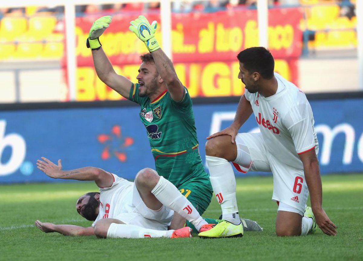 LECCE - JUVENTUS 1-1 // FOTO+VIDEO Clipe de panică » I s-a făcut rău lui Higuaín, luat cu targa de pe teren și dus la spital!