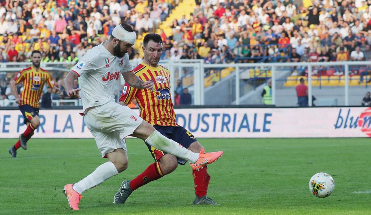 LECCE - JUVENTUS 1-1 // FOTO+VIDEO Clipe de panică » I s-a făcut rău lui Higuaín, luat cu targa de pe teren și dus la spital!