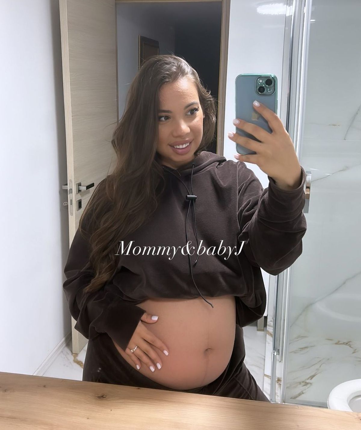 FOTO Iubita lui Florinel Coman are concurență mare de la rivala Dinamo » Atacantul „câinilor” a fost cucerit de o brunetă voluptuoasă