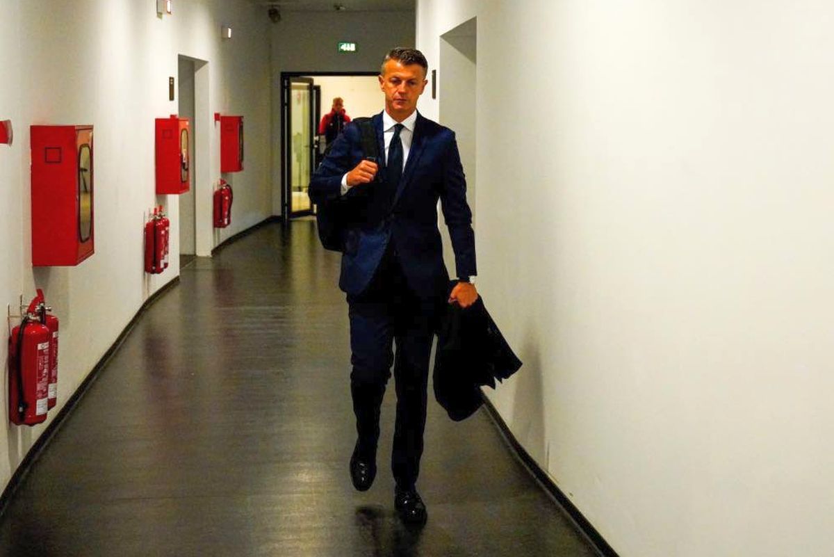 „Demisia, demisia!” » Burcă și jucătorii, băgați în ședință de ultrașii lui Dinamo! Ce s-a întâmplat imediat după meciul cu Poli Iași și cum a reacționat antrenorul