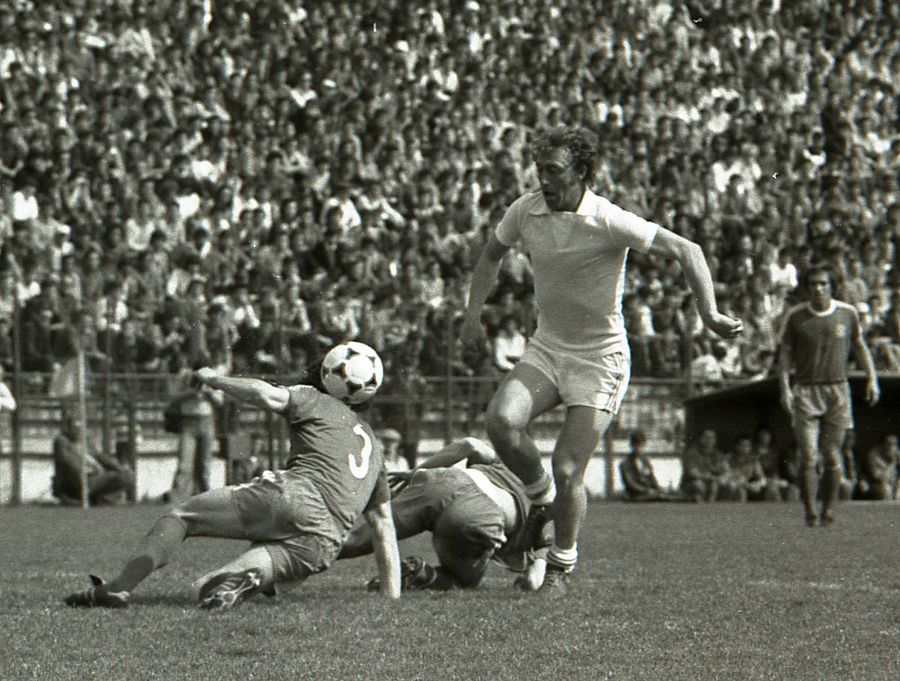 Nicolae Dobrin a câștigat două titluri de campion al României cu FC Argeș. Primul în sezonul 1971-1972, al doilea în 1978-1979 „Am trăit în cartierul de pușcăriași” » Florin Gâtejan, dezvăluiri din culisele fotbalului românesc și legăturile cu lumea interlopă: „Giovanni Becali n-a fost bișnițar. Erau «Ciungul», Gicu «Banditul» și «Veselie», te mâncau!”