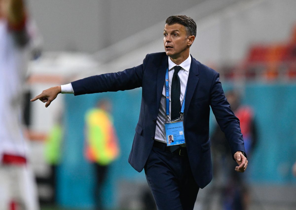 „Demisia, demisia!” » Burcă și jucătorii, băgați în ședință de ultrașii lui Dinamo! Ce s-a întâmplat imediat după meciul cu Poli Iași și cum a reacționat antrenorul