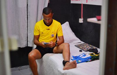 Nemaivăzut: liberat condiționat după ce a comis un jaf armat, arbitrează cu brățara electronică la gleznă!