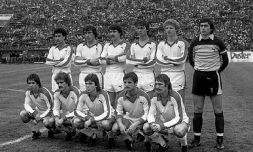 Costel Orac, al doilea de la dreapta la stânga, pe rândul de jos, la cel mai important meci din carieră, returul semifinalei cu Liverpool, din aprilie 1983