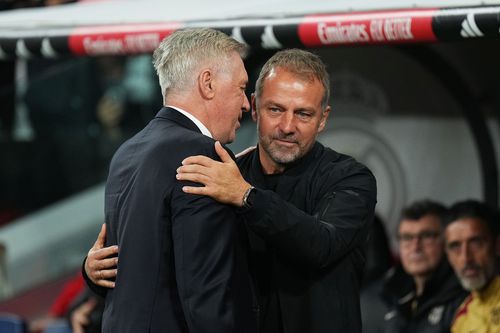 Hansi Flick îl consolează pe omologul Carlo Ancelotti / Foto: GettyImages