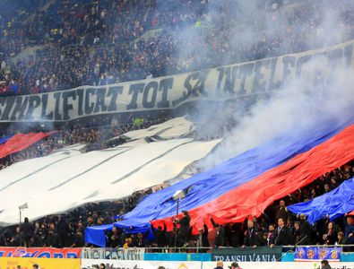 Scenografia vulgară afișată de Peluza Nord și răspunsul ironic al rapidiștilor » Cum a arătat duelul peluzelor la FCSB - Rapid