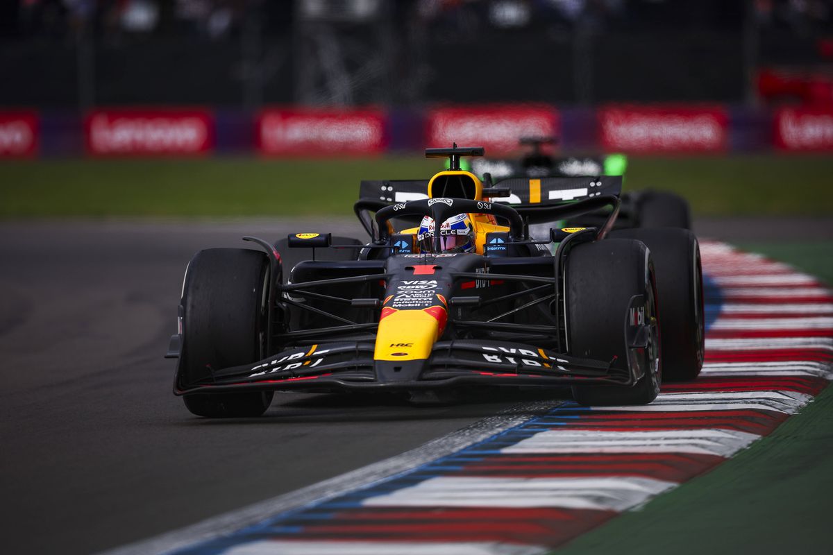 Carlos Sainz câștigă o cursă DRAMATICĂ în Mexic » Verstappen, dublă penalizare! Lando se apropie de olandez