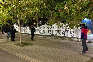 A început războiul mesajelor! Imaginile surprinse lângă Arena Națională, înainte de FCSB - Rapid: banner-ul jignitor al roș-albaștrilor