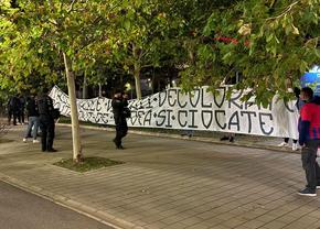 Războiul mesajelor la Arena Națională, înainte de FCSB - Rapid: banner-ul jignitor al roș-albaștrilor și mesajul interzis al galeriei rapidiste