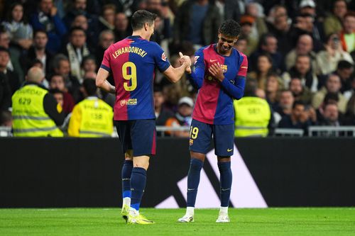 Lamine Yamal este felicitat după gol de Robert Lewandowski / Foto: GettyImages