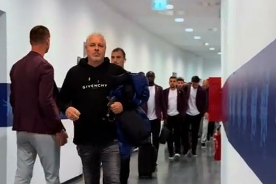 Marius Șumudică a venit cu crucea la FCSB - Rapid, foto: TikTok Rapid