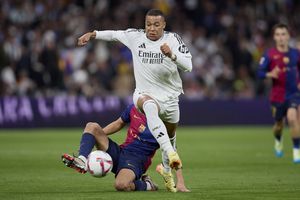 Uluitor! De câte ori a fost prins în ofsaid Kylian Mbappe de apărarea Barcelonei