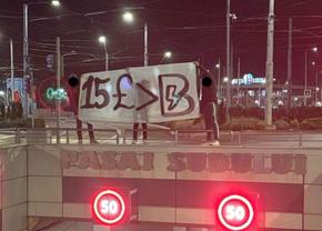 „N-ai eșarfă? Nu intri!” » Înainte de FCSB - Rapid, giuleștenii au râs de rivali cu mesaje în 3 locații din București