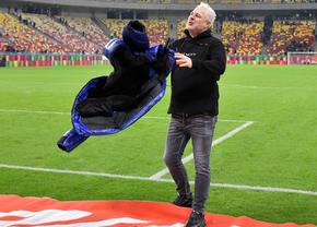 Marius Șumudică, de-a dreptul dezlănțuit! Recital în fața peluzei imediat după FCSB - Rapid: show cu geaca de mii de euro, gesturi teatrale și trivialități. Șumi a revenit la vechile obiceiuri!