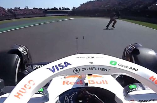 În fața mașinii lui Liam Lawson, pilotului de la Racing Bulls, au ieșit doi comisari de pistă