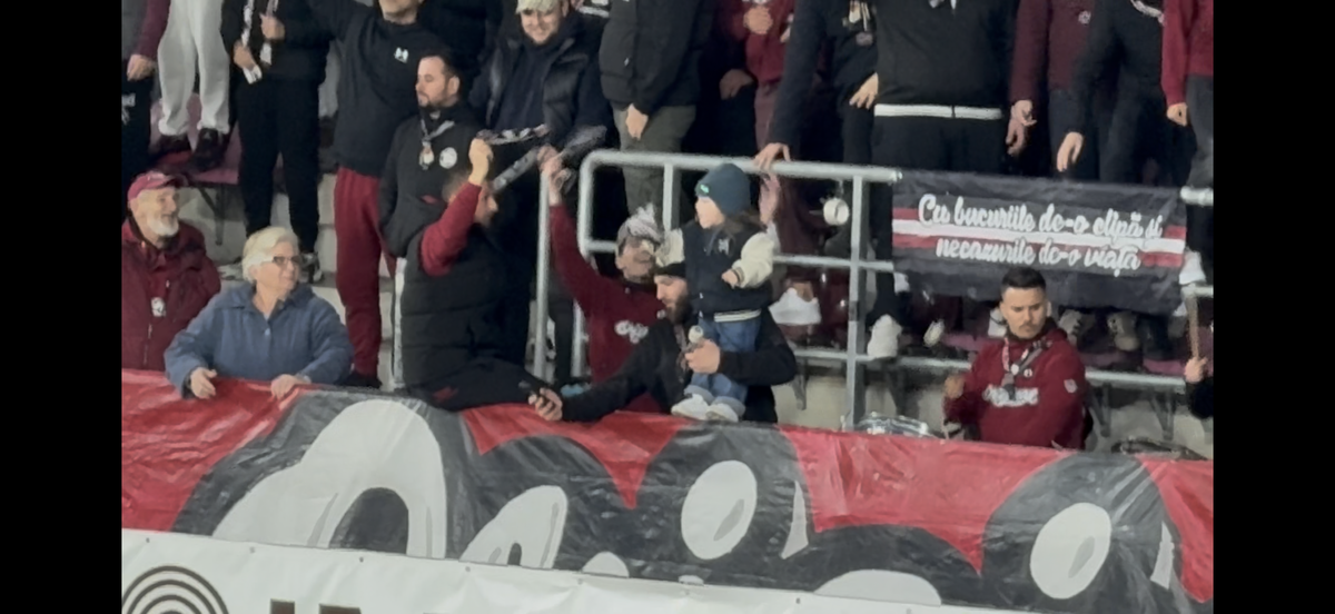 Imagini virale în Giulești! A venit cu bunica la meci și a fluturat eșarfa în galerie: reporterul GSP a surprins cele mai tari cadre