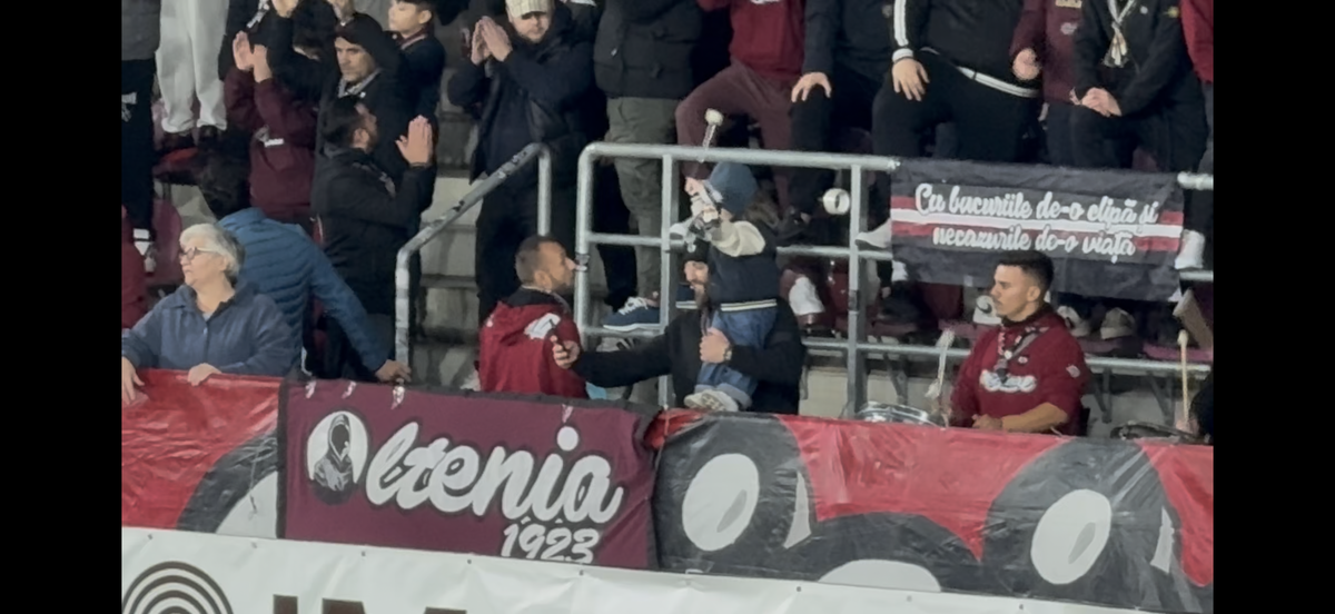 Imagini virale în Giulești! A venit cu bunica la meci și a fluturat eșarfa în galerie: reporterul GSP a surprins cele mai tari cadre