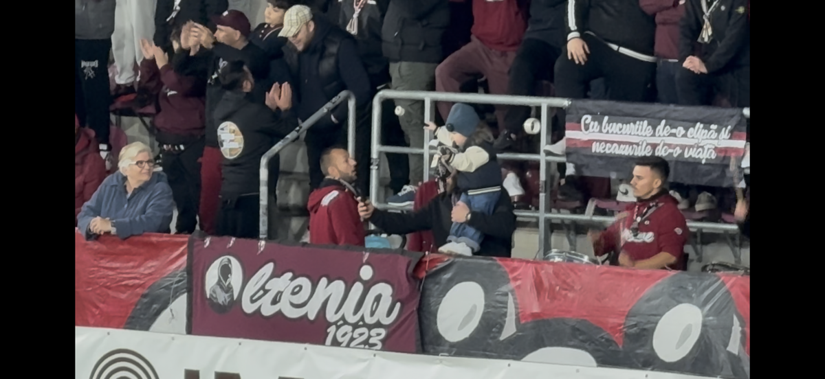 Imagini virale în Giulești! A venit cu bunica la meci și a fluturat eșarfa în galerie: reporterul GSP a surprins cele mai tari cadre