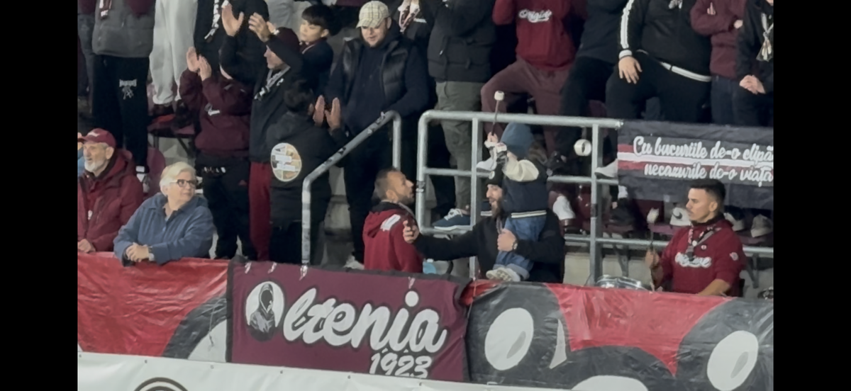 Imagini virale în Giulești! A venit cu bunica la meci și a fluturat eșarfa în galerie: reporterul GSP a surprins cele mai tari cadre