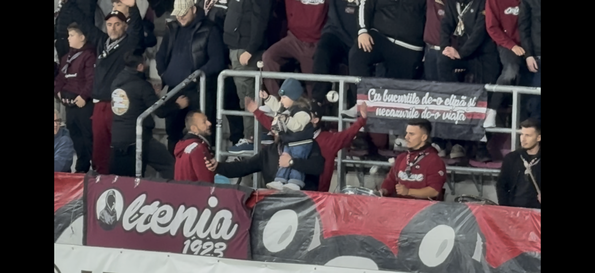 Imagini virale în Giulești! A venit cu bunica la meci și a fluturat eșarfa în galerie: reporterul GSP a surprins cele mai tari cadre