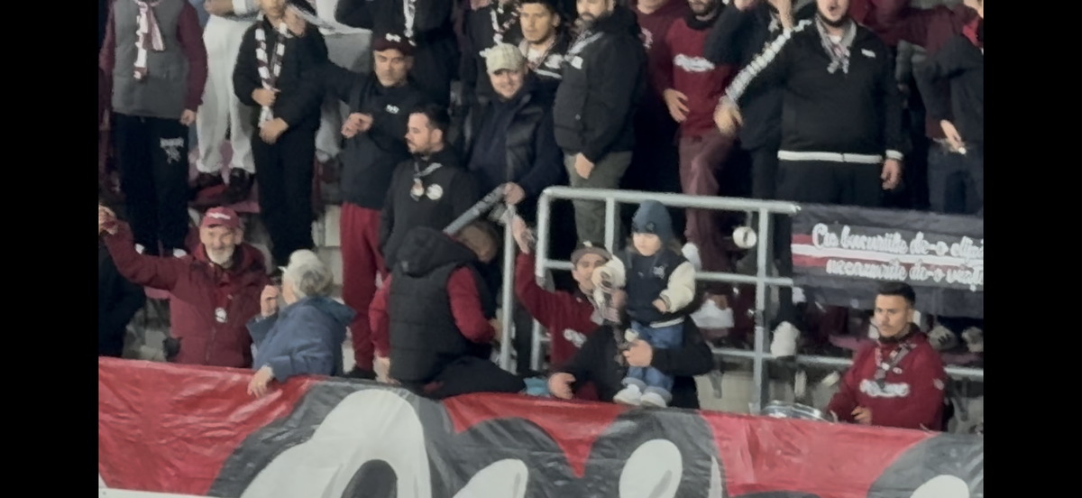 Imagini virale în Giulești! A venit cu bunica la meci și a fluturat eșarfa în galerie: reporterul GSP a surprins cele mai tari cadre