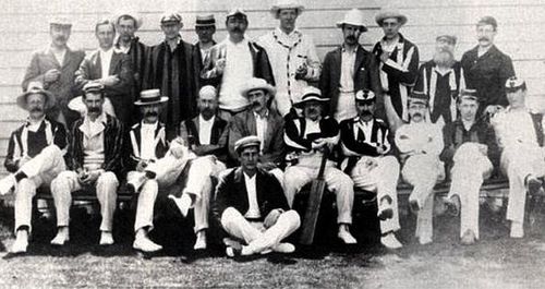 Imagine de laun meci de cricket între scriitori și artiști, 1906. Arthur Conan Doyle este cel de-al 6-lea de pe rândul de sus