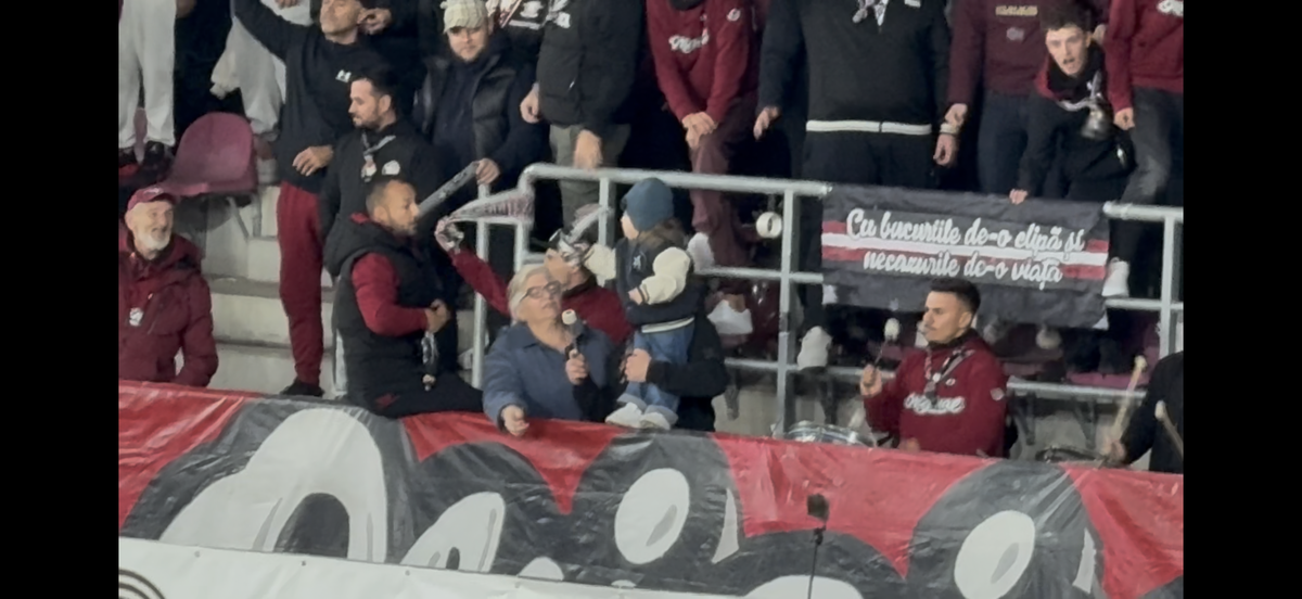 Imagini virale în Giulești! A venit cu bunica la meci și a fluturat eșarfa în galerie: reporterul GSP a surprins cele mai tari cadre
