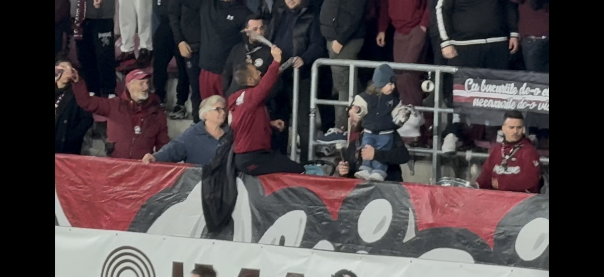 Imagini virale în Giulești! A venit cu bunica la meci și a fluturat eșarfa în galerie: reporterul GSP a surprins cele mai tari cadre