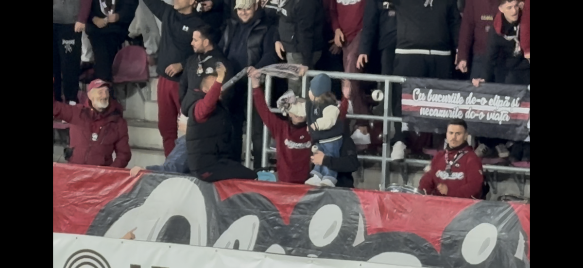 Imagini virale în Giulești! A venit cu bunica la meci și a fluturat eșarfa în galerie: reporterul GSP a surprins cele mai tari cadre